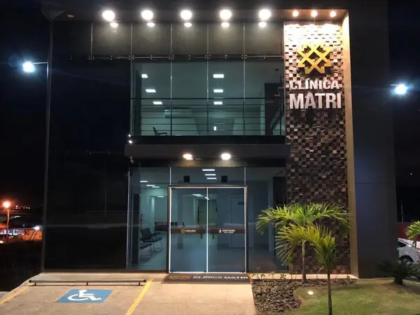 Fachada à noite